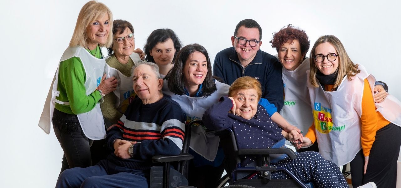 Gruppo di volontari e volontarie.