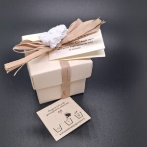 Bomboniera Scatolina con Cuore Carta e nastro ecrù.