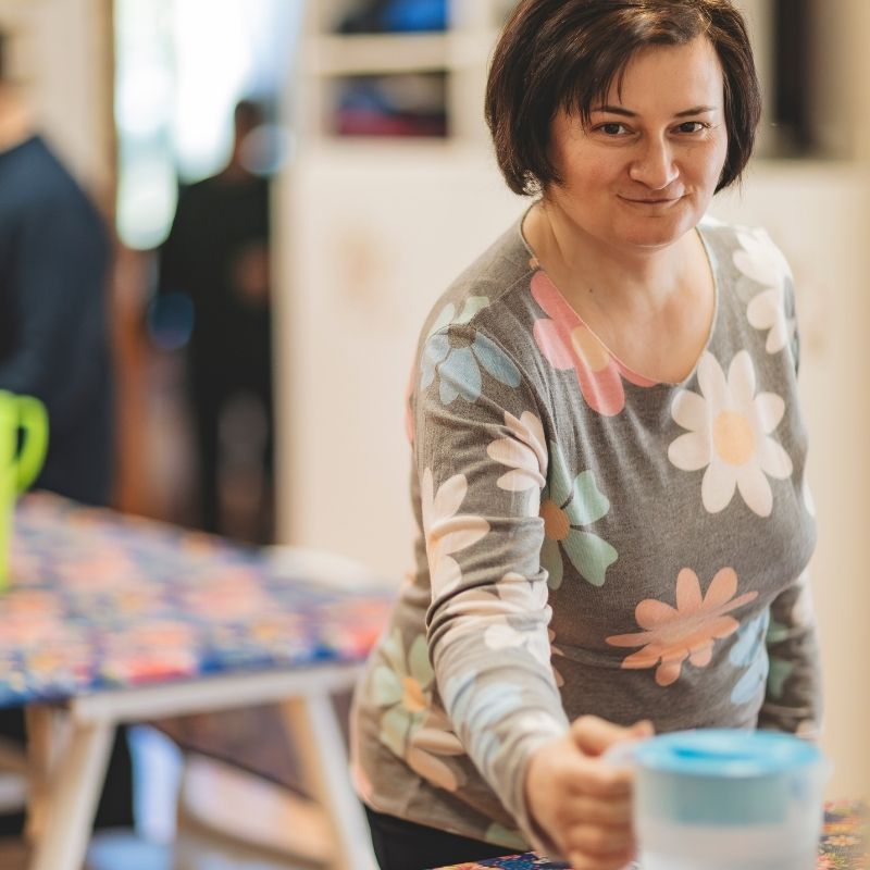 Daniela apparecchia.